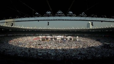 100 Relawan Bersihkan Sampah Sisa Kampanye Akbar Prabowo-Sandi di GBK