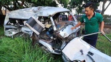 Kereta Api Hajar Avanza, Empat Kritis, Seorang Bayi Selamat