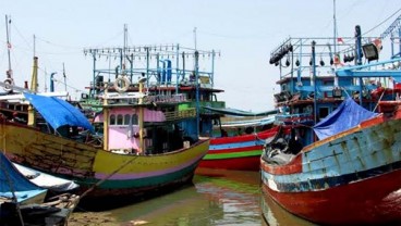 Normalisasi Sungai Juwana Terhambat Kapal Mangkrak