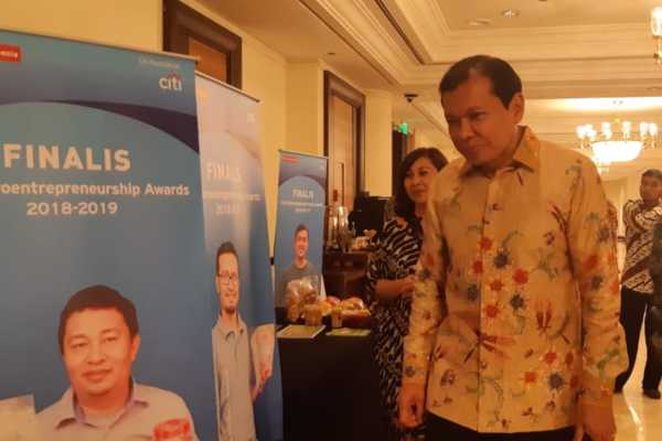 CEO Citi Indonesia Batara Sianturi berkunjung ke meja peserta Citi Microentrepreneuship Awards (CMA) ke-14, Kamis (11/4/2019).  Acara tersebut bertujuan untuk meningkatkan kapasitas pelaku usaha mikro, kecil, dan menengah (UMKM) di Indonesia. (Bisnis - M. Richard)