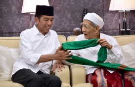 Mbah Moen Serahkan Serban, Habin Luthfi Serahkan Tasbih ke Jokowi
