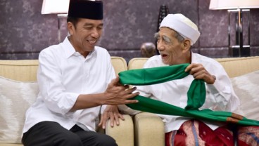 Mbah Moen Serahkan Serban, Habin Luthfi Serahkan Tasbih ke Jokowi