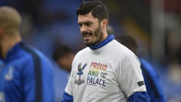 Palace Kehilangan Bek Tomkins Hingga Akhir Musim