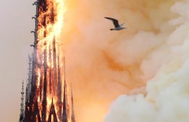 Foto-foto Katedral Notre Dame di Paris Terbakar