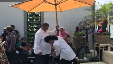 Saat Menteri Rini dan Direksi BUMN Beberes Tenda Payung di Halal Park