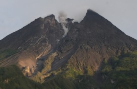 Gunung Merapi di Yogyakarta Luncurkan Lava Pijar
