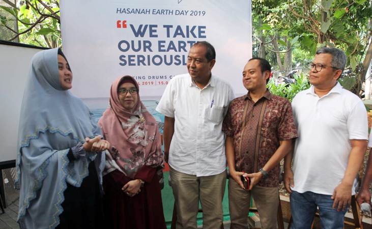 Corporate Secretary BNI Syariah Rima Dwi Permatasari (dari kiri) berbincang dengan Direktur Bekraf Yuke Sri Rahayu, Senior Manager Environment Unit UNDP Tony Hutabarat, Direktur WWF Indonesia Imam Musthofa, dan Kepala Bagian Hukum dan Kerjasama Teknik Kementerian LHK Lawin Bastian, sebelum diskusi Hasanah Earth Day 2019 , di Jakarta, Senin (22/4/2019). - Bisnis/Endang Muchtar