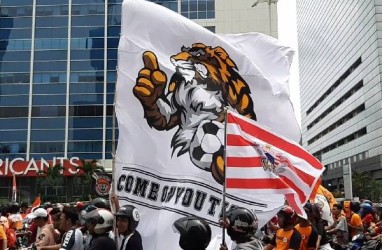 Tidak Bisa Masuk SUGBK, The Jakmania Nonton Live Streaming Lewat Ponsel