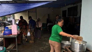 JAKARTA BANJIR : 1.325 Korban Banjir Rawajati Butuh Makanan Siap Saji