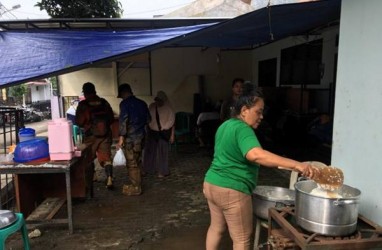 JAKARTA BANJIR : 1.325 Korban Banjir Rawajati Butuh Makanan Siap Saji