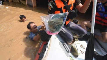 Ahok Mencuit Waspada Banjir, Anies Bilang Petugas ‘Stand By’