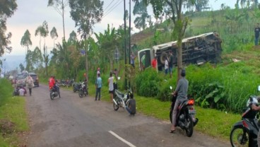 Isuzu Elf Rombongan Wisata Klaten Terguling di Sarangan, 1 Orang Meninggal