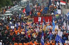 Buruh Potong Nasi Tumpeng di Depan Grahadi