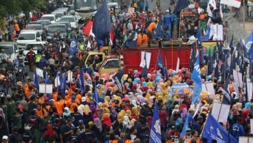 Buruh Potong Nasi Tumpeng di Depan Grahadi