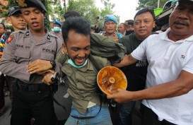 Sejumlah Gesekan Warnai Aksi Hari Buruh di Surabaya