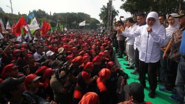 Khofifah Beri Hadiah Akses Pendidikan ke Anak Buruh