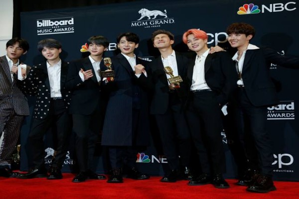 Grup vokal dari Korea Selatan, BTS berpose di belakang panggung 2019 Billboard Music Awards dengan penghargaanyang mereka raih untuk kategori Duo / Grup di Media Sosial, Rabu (1/5/2019)./Reuters 