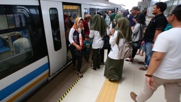 Melihat dari Dekat Antusiasme Warga Palembang Memakai LRT