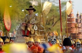Pakai Jubah Berhias Berlian, Raja Maha Vajiralongkorn Diangkut Tandu Berlapis Emas