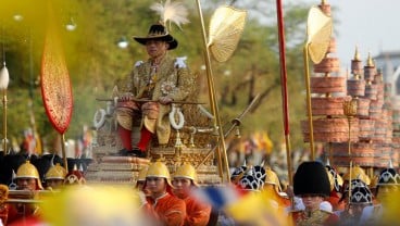 Pakai Jubah Berhias Berlian, Raja Maha Vajiralongkorn Diangkut Tandu Berlapis Emas