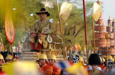Pakai Jubah Berhias Berlian, Raja Maha Vajiralongkorn Diangkut Tandu Berlapis Emas