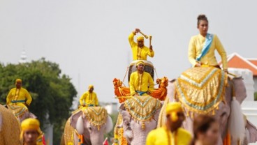 Atraksi Gajah Putih Ramaikan Pawai Penghormatan Raja Baru Thailand