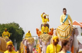 Atraksi Gajah Putih Ramaikan Pawai Penghormatan Raja Baru Thailand