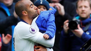 Mauricio Pochettino Berderai Air Mata : Lucas Moura Superhero Spurs