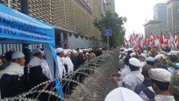 Jaga Demo di Bawaslu, Polisi Pakai Serban Peci dan Lantunkan Selawat