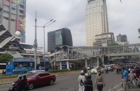 Bundaran HI Ditutup Karena Demo, Sejumlah Rute Transjakarta Terhambat
