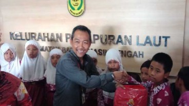 Alfamart Banjarmasin Bagikan Perlengkapan Sekolah Hasil Donasi Konsumen