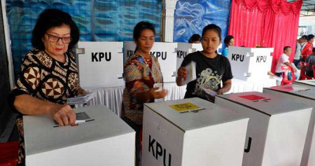 Warga memasukkan surat suara ke dalam kotak saat pemilihan ulang di TPS 35 di Jalan Gereja Medan, Sumatra Utara, Kamis (25/4/2019)./ANTARA-Septianda Perdana