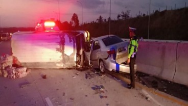 Ban Pecah, Minibus Terguling dan Diseruduk Vios di Tol Boyolali. Sopir Tewas