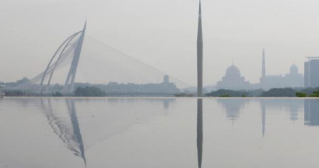 Pemandangan salah satu bangunan ikonik Putrajaya, Malaysia, pada 2013. / Reuters