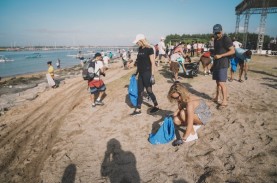 Peselancar Dunia Bersih-bersih Sampah Plastik di Pantai