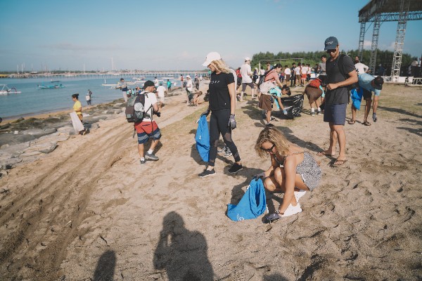 Peselancar Dunia Bersih-bersih Sampah Plastik di Pantai