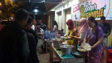 Setiap Hari, Pengusaha Tekstil di Purwokerto Bagi-bagi Makanan Sahur Gratis