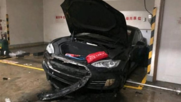 Tesla Model S Terbakar di Parkiran Hong Kong, 3 Kali Bunyi Ledakan