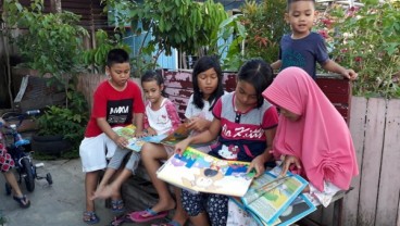 Prihatin Literasi di Indonesia, Ibu Ini Dorong Gerobak Ajak Warga Baca Buku