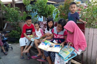 Prihatin Literasi di Indonesia, Ibu Ini Dorong Gerobak Ajak Warga Baca Buku