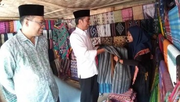 Mampir Salat Jumat, Jokowi Sempat Tawar Tenun di Desa Sade 