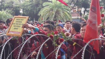 Dua Kelompok Demonstran Gelar Aksi Dalam Waktu Bersamaan di KPU RI