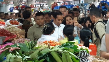 Blusukan ke Pasar Badung, Jokowi Bilang tak Ada Pedagang Komplin Soal Harga Sembako