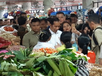 Blusukan ke Pasar Badung, Jokowi Bilang tak Ada Pedagang Komplin Soal Harga Sembako
