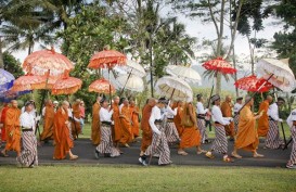 Waisak 19 Mei: Ratusan Biksu Lakukan Pindapata di Candi Mendut