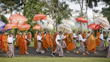 Waisak 19 Mei: Ratusan Biksu Lakukan Pindapata di Candi Mendut