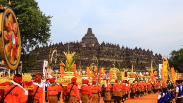 Ribuan Umat Buddha Ikuti Prosesi Waisak di Borobudur