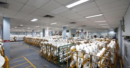 Pabrik serat stapel memiliki kapasitas tahunan 195.000 MT dan terdiri dari 9 jalur pemintalan langsung, 1 jalur ekstruder, dan 8 jalur serat. /Asia Pacific Fibers