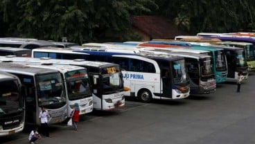 ANGKUTAN MASSAL : Grasa-Grusu Bus Tol Trans-Jawa