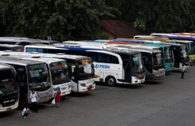 ANGKUTAN MASSAL : Grasa-Grusu Bus Tol Trans-Jawa